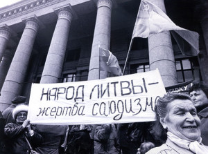 1990 m. balandis. Tautinės mažumos išskleidė raudonas vėliavas su kūju ir pjautuvu ant Martyno Mažvydo bibliotekos laiptų Vilniuje (iš archyvo)
