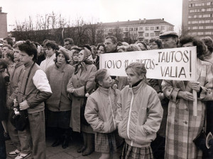 1990 m. balandis. Atkurtos Lietuvos valstybės patriotų mitingas Panevėžyje (iš archyvo)