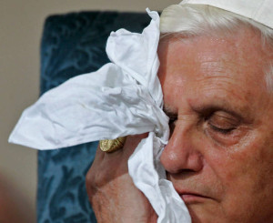 Popiežiaus kryžius Benediktui XVI buvo per sunkus? (vaticaninsider.com)  