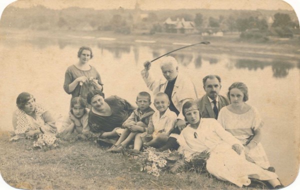 Vaižgantas su Linartų šeima. Birštonas, apie 1924 m.