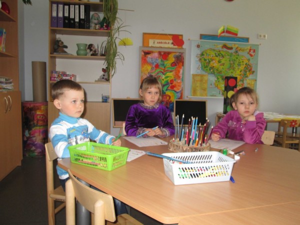 Mažieji Davidas, Gabriela ir Marta puikiai leidžia laiką mokyklos darželyje ir jau moka lietuviškai
