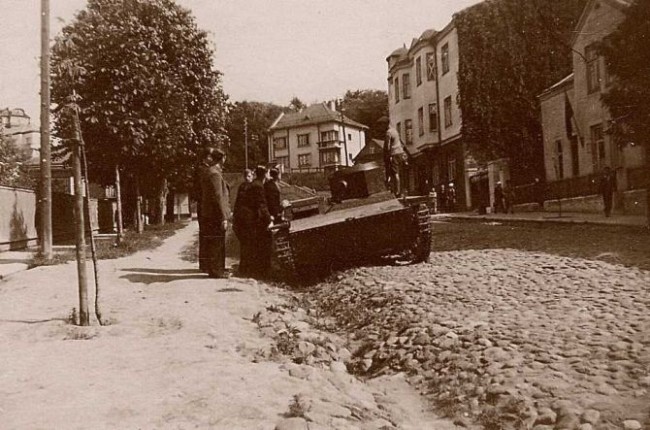 1941 m. birželio 26-oji. Sukilėliai Kaune apžiūri iš rusų atimtą karo grobį – lengvąjį tanką T-38.